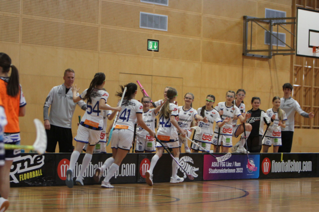 Das U14-Team des UHC Alligator Rum klatscht nach einem der vielen Treffer mit den Coaches ab. | Foto: UHC Alligator Rum