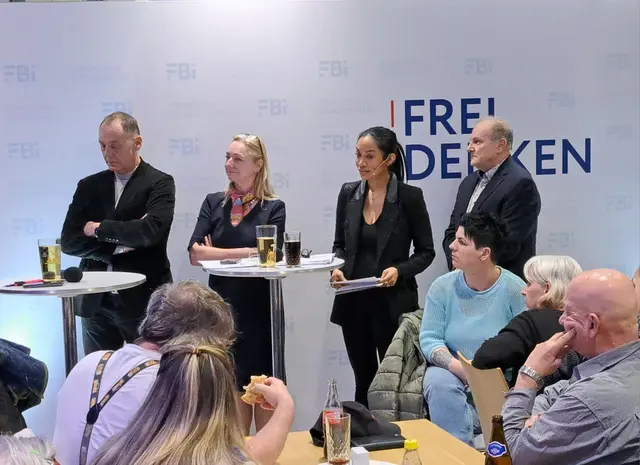 Peter Wurm, Barbara Kolm und Josef Binder mit Moderatorin beim Diskussionsabend. | Foto: FPÖ NÖ