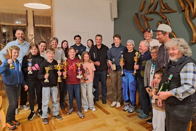 Die Klassensieger der Obertrauner Ortsskimeisterschaft 2026 mit Sportreferent Gernot Winterauer und Bürgermeister Egon Höll. | Foto: Christiane Höll