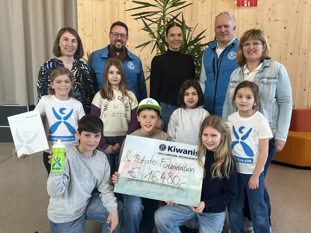Kinder der Volksschule Hollabrunn und v.l. Andrea Hauck, Bernhard Haunold, Daniela Bock, Harald Gehbauer, Doris Graf | Foto: Kiwanis