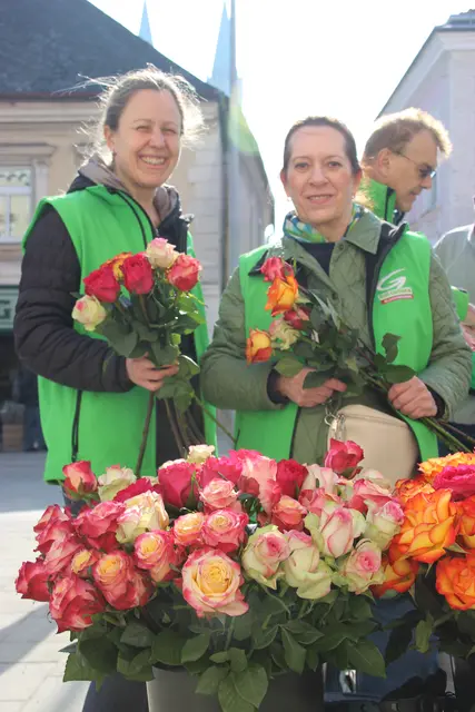 Die beiden Gemeinderätin Sabine Zuklin-Pollany und Jacqueline Eschlböck bei der Aktion am 7. März. | Foto: Die Grünen Klosterneuburg