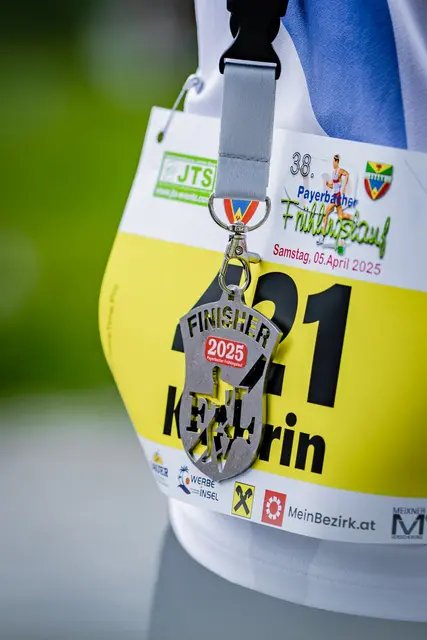Die Starter dürfen sich über edle Medaillen freuen. | Foto: Payerbacher Frühlingslauf