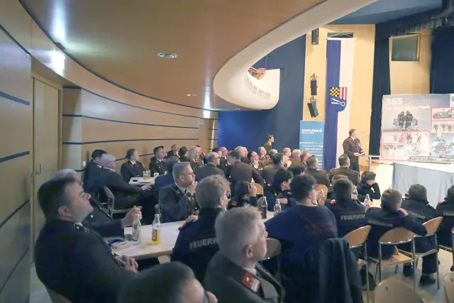 Zahlreiche Ehrengäste und befreundete Einsatzorganisationen waren am 6. März 2026 zur Vollversammlung der FF Schärding in den Kubinsaal gekommen. | Foto: FF Schärding