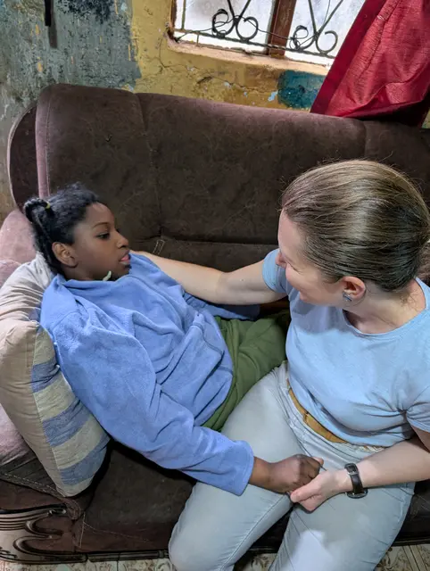 Obfrau Claudia Patka bei einem Hausbesuch | Foto: Verein zur Unterstützung der Child Destiny - Österreich