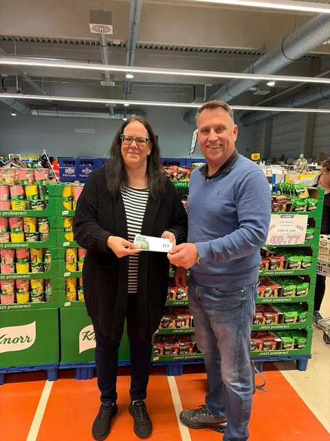 Mario Leitinger von "MyAktion" überreichte Sandra Sorger Lipizzanergutscheine. | Foto: MyAktion