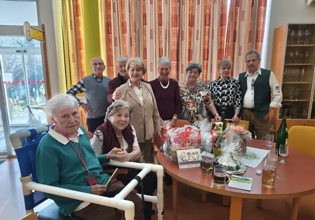 In musikalischer Begleitung auf der Ziehharmonika von Friedl, rechts im Bild, wurden Geschenke, Blumen und eine geschmackvoll gestaltete Torte überreicht. Anschließend holte Hans Lengdorfer, stehend - Zweiter im Bild, seine „Bassgeige“, und es wurde gemeinsam ausgiebig musiziert, gesungen und gejodelt – etwas, das Barbara Braunstein, li. im Bild, besonders berührte. | Foto: Ruth Meister/Obmann Stv.