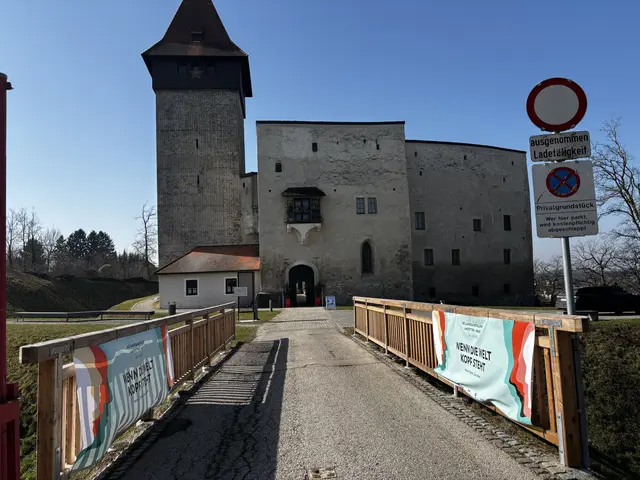 Das Schloss erhielt eine barrierefreie Gestaltung, eine neue Ganzjahresbeleuchtung sowie Schirme zur Überdachung des Innenhofs.  | Foto: Dietl-Schuller