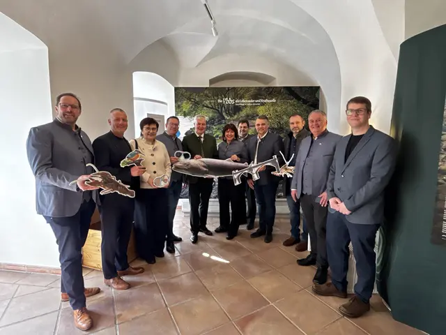 Vbgm. Markus Brandstetter, LAbg. Dominic Hörlezeder, Obfrau LEADER-Region Moststraße Bgm. Michaela Hinterholzer, Bgm. Christian Haberhauer, LR Anton Kasser, StR Elisabeth Asanger, LAbg. Mario Wührer, LAbg. Lukas Michlmayr, AVB Kultur und Freizeit-Geschäftsführer Christoph Heigl, Ortsvorsteher Anton Geister, Ausstellungskurator Roman Dachsberger | Foto: Dietl-Schuller