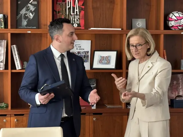 Bei Glenn Micallef, EU-Kommissar für Generationengerechtigkeit, Jugend, Kultur und Sport, machte sich Johanna Mikl-Leitner für eine Social-Media-Verbot von Jugendlichen unter 14 Jahre stark. | Foto: Sandra Schütz