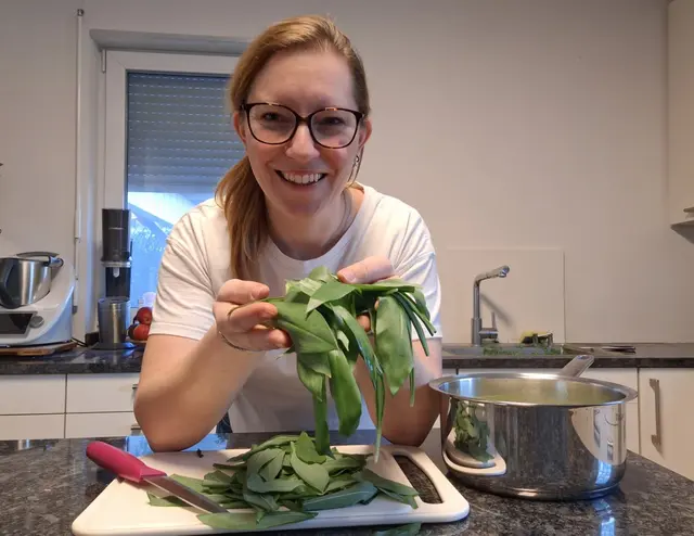 Irmi Stummer hat bereits den ersten Bärlauch der Saison geerntet und für den Kochtopf vorbereitet.  | Foto: Stummer