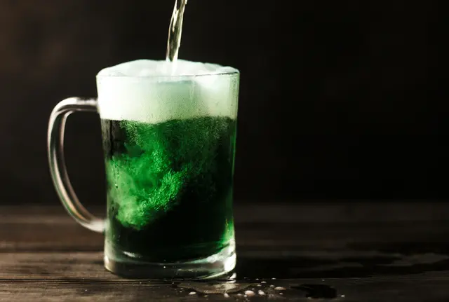 Extra zum St. Patrick's Day wird es im "Charlie P's" grünes Bier geben. | Foto: Patrick Fore/unsplash