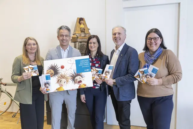 Präsentierten neuen Leitfaden: Bildungsstadtrat Kurt Hohensinner (2. v. l.) mit Silke Siller (Kinderschutzbesuftragte der ABI, links) der unabhängigen Expertin Natascha Hodanek-Zimmermann (Mitte), Günter Fürntratt, Leiter des ABI, und Andrea Csaszar von der Pädagogischen Fachsteuerung (Städtische Kinderbildung und -betreuung, rechts) | Foto: Stadt Graz/Fischer