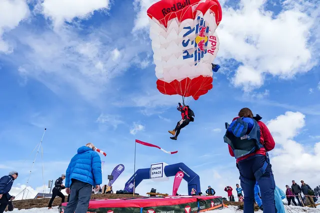 St. Johann im Pongau wird zum internationalen Treffpunkt der Parachute-Ski-Elite.  | Foto: Gerald Oberreiter