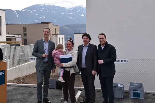 Edgar Gmeiner (TIGIWOSI), Claudia Rabensteiner mit Tochter, Bürgermeister MAnfred Schafferer und LH-Stv. Philip Wohlgemuth. | Foto: Maximilian Sprenger