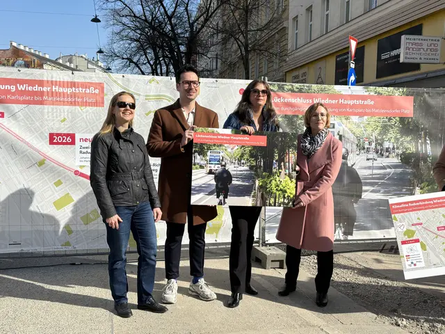 Beim "Spatenstich" anwesend, von links nach rechts: Neos-Mobilitätssprecherin Angelika Pipal-Leixner, Margaretens Bezirksvorsteher Michael Luxenberger (Grüne), Planungsstadträtin Ulli Sima und Wiedner Bezirksvorsteherin Lea Halbwidl (beide SPÖ). | Foto: Nathanael Peterlini/MeinBezirk