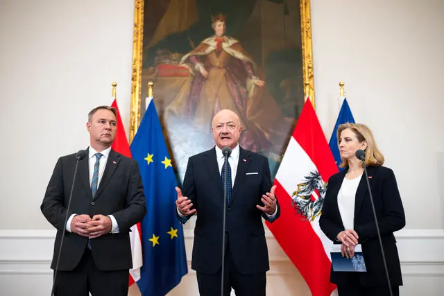 Bundeskanzler Stocker (Mitte, ÖVP) sprach sich für eine temporäre Steuersenkung aus, Vizekanzler Andreas Babler (SPÖ) schlägt einen Deckel für Gewinnmargen von Tankstellen und Raffinerien vor.  | Foto: BKA/Christopher Dunker