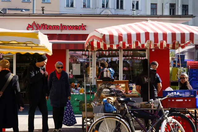 Der Karmelitermarkt in der Leopoldstadt ist besonders im Frühling ein beliebter Treffpunkt für Marktbesucherinnen und Marktbesucher. | Foto: smarterpix/OKemppainen