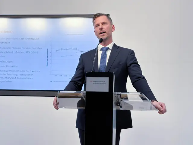 Wolfgang Prinz, Leiter des Referats Strategische Markt- und Meinunungsforschung, sprach auch Probleme innerhalb der Streitkräfte an. | Foto: Andreas Pölzl/MeinBezirk