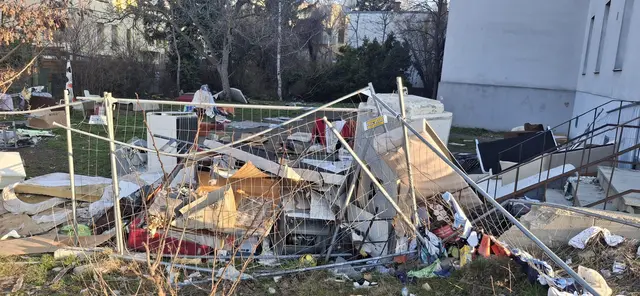 Im Garten der Brünner Straße 189 sammelt sich der Müll. | Foto: zVg