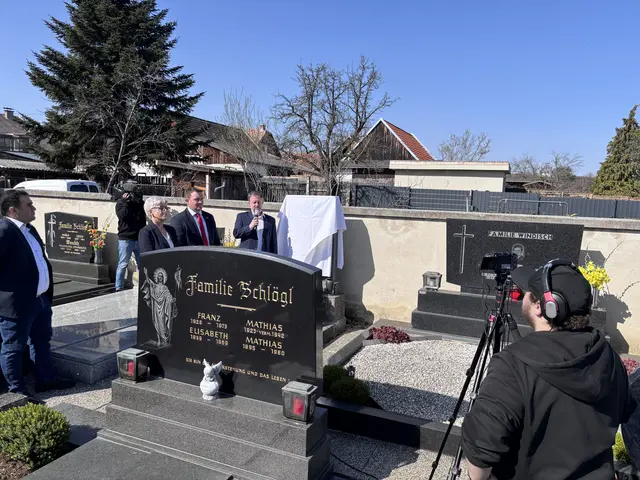Am Friedhof in Weingraben wurde eine Gedenktafel für den antifaschistischen Widerstandskämpfer Fritz Pollak enthüllt. | Foto: Rosenberger Victoria