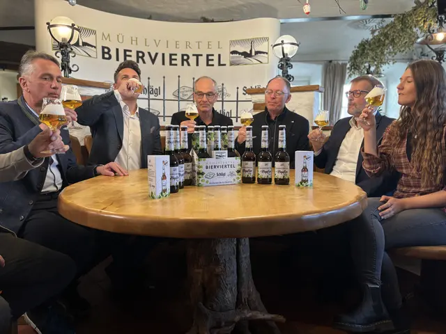 Freistadts Braumeister Johannes Leitner, Geschäftsführer Paul Steininger, Braumeister Peter Krammer von der Brauerei Hofstetten, Wirtschaftsdirekter Wolfgang Dobretzberger und Braumeister Reinhard Bayer – beide Stiftsbrauerei Schlägl und Jana Krammer – Brauerei Hofstetten.  | Foto: Karin Bayr