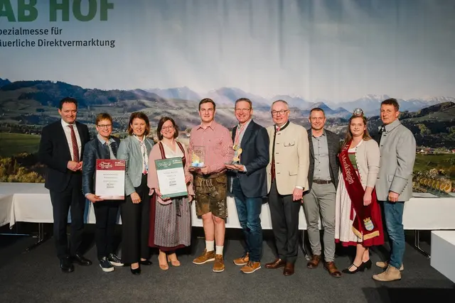 Zweifacher Bundessieger: Eine "Goldene Birne" und ein "Goldenes Stamperl" gab es für Andreas Moser aus Mitterkirchen. Landwirtschaftsminister Norbert Totschnig, Landwirtschaftskammer-OÖ-Vizepräsidentin Rosemarie Ferstl und Landesrätin Michaela Langer-Weninger aus OÖ gratulierten ebenso wie Landeshauptfrau-Stellvertreter Stephan Pernkopf aus NÖ. | Foto: David Erber