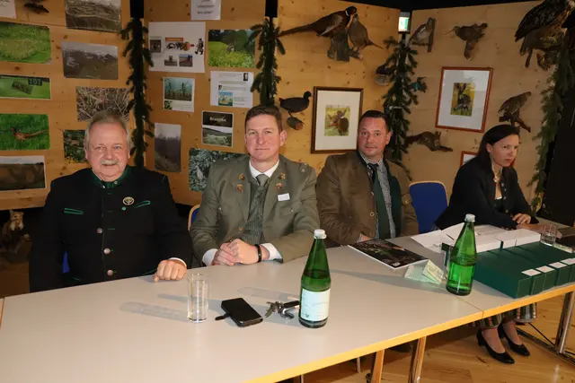 Bezirksjägermeister Anton Eder (l.) mit zwei Funktionären und einer Funktionärin beim Bezirksjägertag in St. Peter am Ottersbach