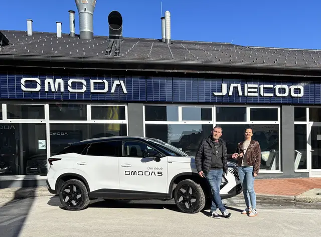Thomas Lassnig und Kerstin Freisleben vor dem Omoda 5 – ein modernes, stylisches Crossover-SUV. | Foto: Autohaus Waidhofen