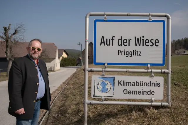 Amtsleiter Andreas Weinzettl zeigte MeinBezirk "Auf der Wiese" die gefährdeten Laternen und Verkehrszeichen. | Foto: Santrucek