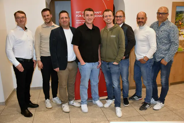  Neuwahlen Wirtschaftsbund Pabneukirchen. Alexander Plaimer, Hannes Haderer, Peter Lingg, Nikolas Schjuhbauer, Obmnn, Moritz Aschauer, Stellvertreter, Helmut Hochgatterer, Hannes Hochstöger, Ludwig Peirleeitner.   | Foto:  Zinterhof