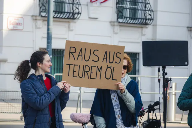 "Fridays For Future" hat am Dienstag vor dem Bundeskanzleramt demonstriert. Anlass waren die steigenden Energiepreise. | Foto: Tobias Hernandez Perez 