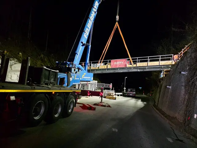 Neuer Radweg: Nach einem aufwendigen Transport stand die Brücke am Bestimmungsort in der Wildschönau gegen Mitternacht.  | Foto: Silberberger
