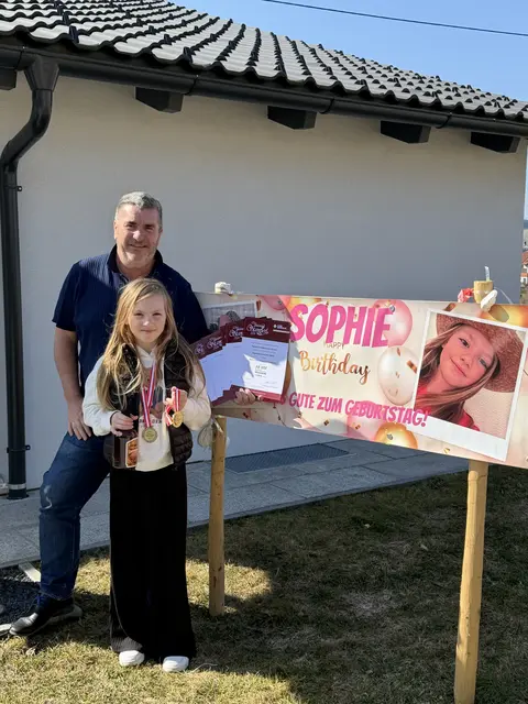 Sophie ist heute zehn Jahre alt. Jetzt bekommt sie symbolisch ihre erste Goldmedaille im Schnapsbrennen | Foto: Dexheimer