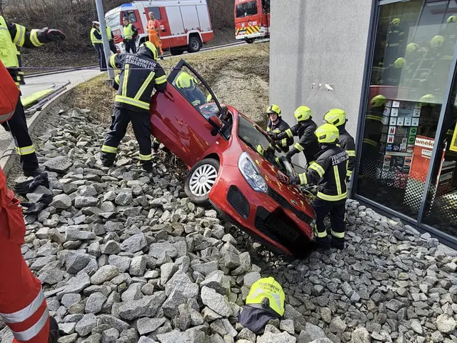 Feuerwehrer, Polizisten und Kräfte des Roten Kreuzes waren vor Ort. | Foto: FF St. Martin