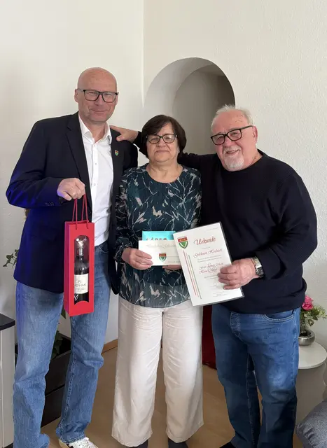 Bürgermeister Thomas Schwab gratulierte Emira und Mirsad Masic zur Goldenen Hochzeit. | Foto: Marktgemeinde Gramatneusiedl
