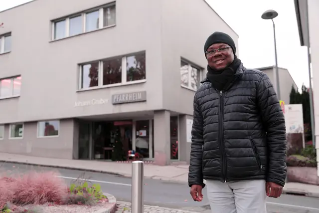 Moses Chukwujekwu erzählt von seinem Heimatland Nigeria. | Foto: Eckhart Herbe
