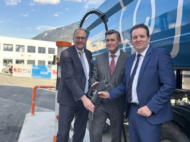 Standen unter Strom: TIWAG-Vorstand Alexander Speckle mit Bundesminister Peter Hanke und Landesrat Rene Zumtobel (v.l.) | Foto: Perktold