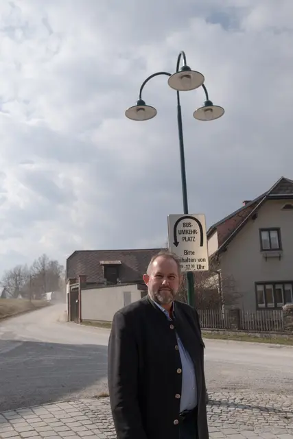 Weinzettl vor der teuren, dreiarmigen Laterne. | Foto: Santrucek