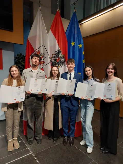 Hervorragende Leistungen der HAK Innsbruck. Von links nach rechts: Christina Streitberger, Matej Saric, Leon Rodens, Benjamin Schwemberger, Jelena Spasojevic, Julia Jahnig
 | Foto: HAK Innsbruck