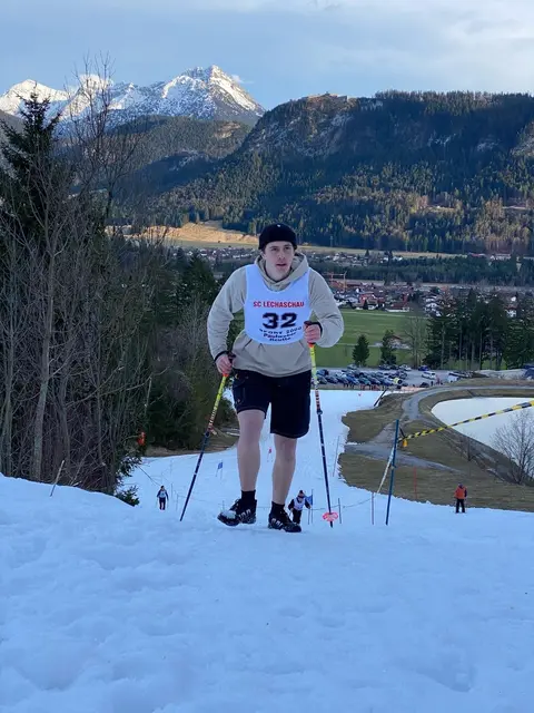 Mit Tourenski oder Schneeschuhen geht's für ein Teammitglied Aui. | Foto: SC Lechaschau