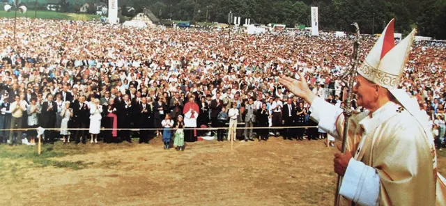 Papst Johannes Paul II. bei seinem Besuch in Gurk im Jahr 1988. Zahlreiche Besucher wohnten seiner Hl. Messe bei. | Foto: Diözesanjahrbuch 1989