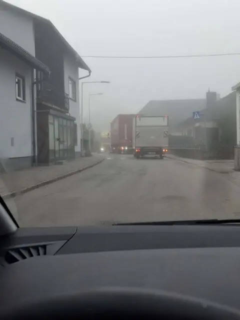 Aus dem Auto fotografiert: Zwei Lkw treffen in Steinhaus zusammen und blockieren die Straße so, dass der Verkehr zum Stillstand kam. | Foto: Röck