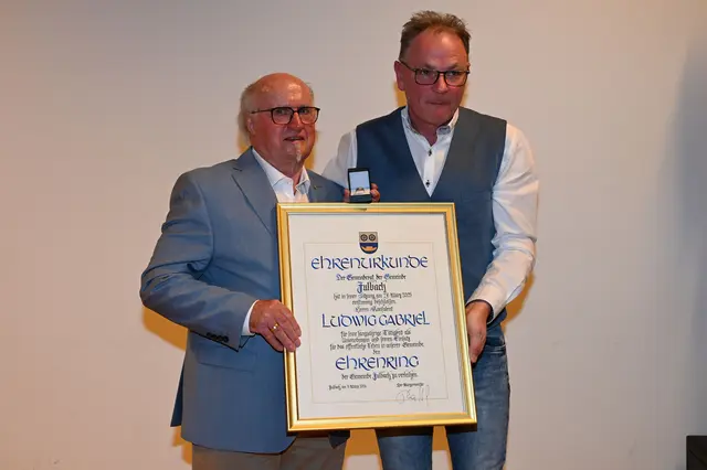 Ludwig Gabriel erhielt den Ehrenring der Gemeinde Julbach.  | Foto: Gemeinde