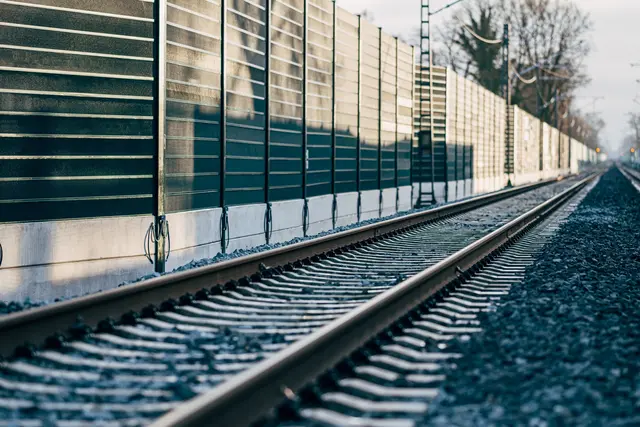 In der Gemeinde Ferndorf sollen entlang der Bahntrasse auf einer Länge von rund 1,7 Kilometern hochmoderne Lärmschutzwände entstehen. (Symbolfoto) | Foto: stock.adobe.com/at/Stadtrandfoto 
