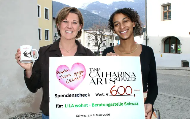 Scheckübergabe von Künstlerin und Pädagogin Tanja Schwaiger an Sozialarbeiterin Sarah Goodwin vom Verein „Lila wohnt – Beratungsstelle in Schwaz“.   | Foto: Foto: Walpoth