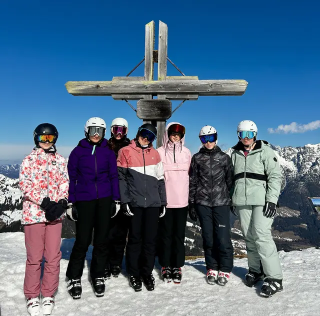 Die Schülerinnen und Schüler der BAfEP Liezen genossen das perfekte Wetter während der Skiwoche. | Foto: Kamp