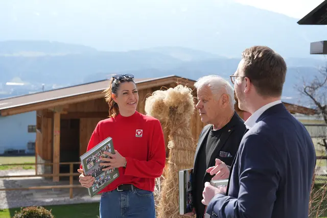 Auch die frischgebackene Skeleton-Olympiasiegerin Janine Flock war als Lokalmatadorin bei der Präsentation der Höhepunkte des Tiroler Sports im Hotel Huberhof in Rum mit dabei. | Foto: MeinBezirk/Thomas Geineder