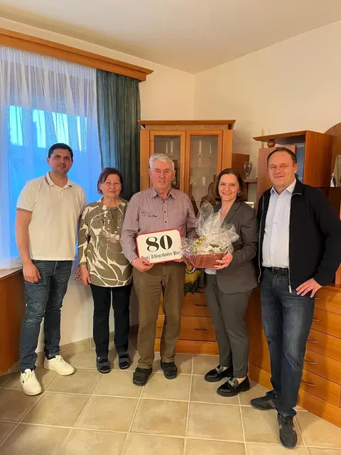 Gemeinderat Josef Jäger, Annemarie und Jubilar Franz Schlagenhaufen, Stadträtin Eva Lotz, Bürgermeister Thomas Ram. | Foto: Stadtgemeinde Fischamend