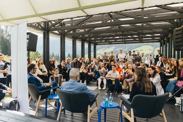 Teilnehmerinnen und Teilnehmer des European Forum Alpbach diskutieren im Tiroler Ort Alpbach über die Zukunft Europas. | Foto: Michael Huber