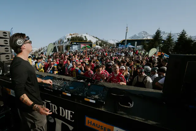DJ-Sounds und Sonnenskilauf – das bekamen die Gäste bei "Reif für die Insel" am Hauser Kaibling geliefert. | Foto: Emanuel Schossleitner